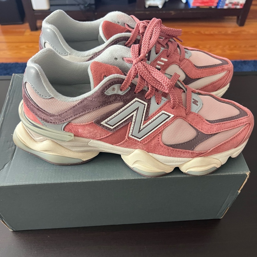 New Balance 9060 Men’s size 10 *Like New condition*